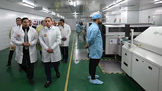 مدبولي يتفقد تصنيع أجهزة شاشات التليفزيون والموبايل بـ 6 أكتوبر