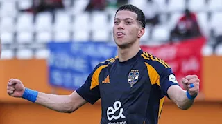 "على أغنية أحمد مكي".. 3 صور لإمام عاشور مع نجله