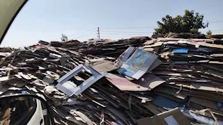 انقلاب حمولة كراتين يربك المرور بطريق الإسماعيلية الزقازيق (صور)