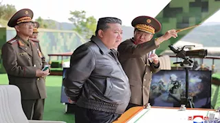 بعد إنزال فاشل.. بالونات عملاقة تحاول إنقاذ مدمرة كورية شمالية من الغرق (صور)