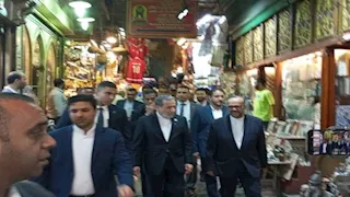 بالصور.. وزير خارجية إيران يزور خان الخليلي ويصلي المغرب بالحسين