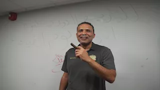 بـ "السيجار".. مؤمن سليمان يحتفل بإنجازه مع الشرطة العراقي (صور)