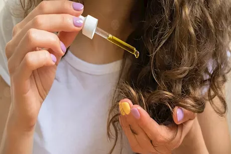 يمنع تساقط الشعر.. جربي زيت الروزماري مع زيت شجرة الشاي 