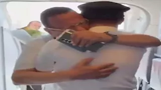 الأخير بكى فرحًا.. طيار مصري يُفاجئ والده بقيادة الطائرة التي يستقلها 