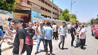 طلاب الثانوية بأسيوط بعد امتحان العربي: النحو صعب والوقت غير كافٍ