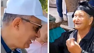 "جبلي عريس صغير وكتكوت".. بائعة خضار مسنة تمازح محافظ المنيا -فيديو