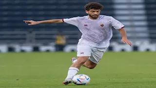 نجل أبو تريكة يظهر مع شيكابالا في مباراة مصر والإمارات بكأس العرب