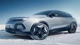 أوبل تطلق نسخة رباعية الدفع من سيارتها جراند لاند Electric.. صور وتفاصيل