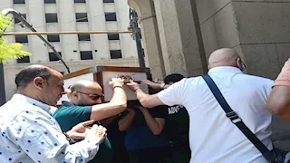 بالصور.. وصول جثمان والد الفنان تامر عبد المنعم إلى مسجد عمر مكرم