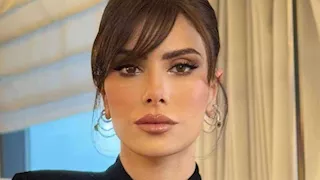 صبا مبارك بفستان قصير وجريء.. كيف نسقت إطلالتها؟