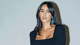 إطلالة إنجي كيوان.. تصميم راقٍ وتسريحة شعر تكمل أناقتها