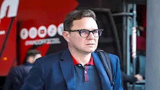 "بالعكاز".. أول ظهور لمدرب الوداد المغربي بعد الحادث