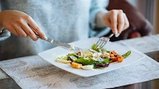 3 أطعمة ومشروبات لا تتناولها على معدة فارغة.. تضر بصحتك