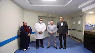 "أراهن عليكم".. مجدي الجلاد يزور مستشفى الناس ويشيد بالخدمات المقدمة بها