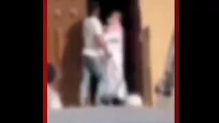 فيديو صادم في السعودية: شاب يعتدي على رجل مسن أمام مسجد والأمن يرد