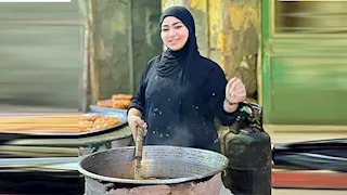 "إسراء شيكو".. من اليُتم للنجاح بعربة زلابية في قلب بلبيس (صور)