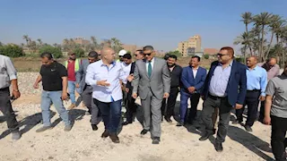 محافظ الجيزة يتفقد كوبري مزلقان أبو النمرس وطريق جسر المنوات