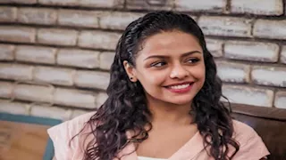 أسماء أبو اليزيد تخطف الأنظار رفقة زوجها في سادس أيام الجونة 