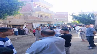 النساء يفترشن الأرض.. كفر السنابسة تتأهب لتوديع ضحايا إقليمي المنوفية 