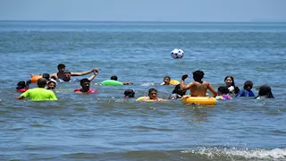 موجة وعوامة وكرة.. شواطئ بورسعيد كامل العدد في عطلة نهاية الأسبوع -صور