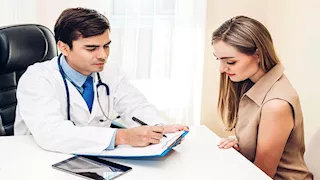 بطريقة غير متوقعة.. شابة تكتشف إصابتها بورم في الغدد الصماء العصبية 