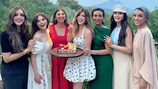  بـ"فستان قصير"..ميرنا جميل تحتفل بعيد ميلادها بصحبة صديقاتها (صور وفيديو)