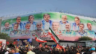 طهران تشيّع قادة عسكريين وعلماء نوويين قُتلوا في الحرب مع إسرائيل (صور-فيديو)