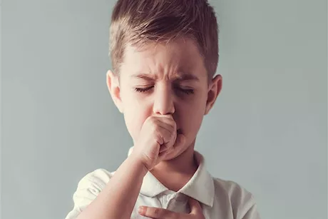 للتخلص من السعال وبرد الصيف.. طبيبة تنصح بتناول هذا المشروب