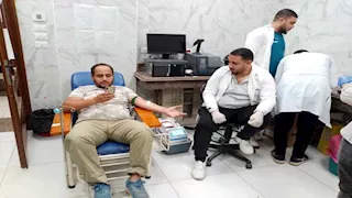 في اليوم العالمي.. إقبال أهالي سوهاج على التبرع بالدم - صور 
