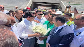 بالصور.. مشجع بالنادي المصري يهدي وزير الرياضة "بوكيه ورد"