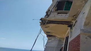 لخطورتها على المارة.. إزالة أجزاء من عقار على كورنيش الإسكندرية 