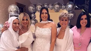 بالصور.. مفيدة شيحة تبكي في حفل زفاف ابنتها