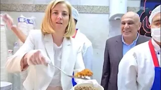 وزيرة خارجية النمسا تحضّر "طبق الكشري" بأحد مطاعم وسط البلد- فيديو