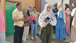 شيكولاتة ورسائل دعم تستقبل طلاب ثانوي ببني سويف قبل امتحان الإنجليزي