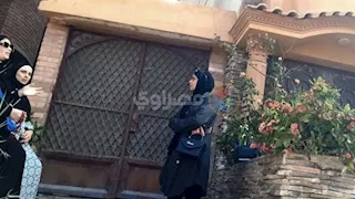 شنطة حريمي في يد أب وتلاوة أم.. مشاهد أمام لجان الثانوية في السويس