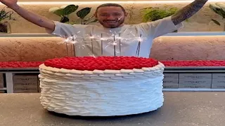 "الأغلى في العالم".. 10 صور لكعكة زفاف الملياردير جيف بيزوس