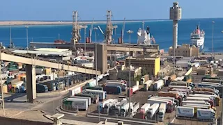 تداول 18 ألف طن بضائع و993 شاحنة بموانئ البحر الأحمر