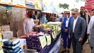 محافظ الإسماعيلية يفتتح سوق اليوم الواحد بمنطقة الغابة