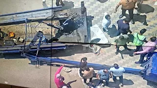 مصرع عامل وإصابة 3 آخرين في حادث سقوط ونش بالدقهلية