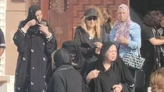 بـ"العباءة والطرحة السوداء".. ماجدة زكي تودع سميحة أيوب