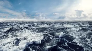 جرفتها الأمواج في غفلة عن والدتها.. فقدان طفلة وسط البحر في تونس