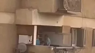 "يا بابا بلاش.. ماما والنبي كفاية".. ماذا حدث لـ "طفل البلكونة" في العاشر؟