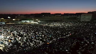 في أحضان أمه مرتين.. حكاية طفل قفز داخل سيارة مشتعلة لإنقاذ والدته -صور