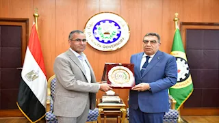 محافظ الدقهلية يكرم وكيل وزارة الري بعد قرار نقله للعمل في البحيرة