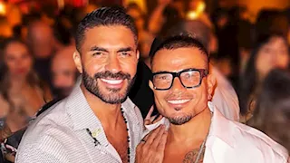 "تاتو وسلسلة وحلق".. عمرو دياب يثير الجدل بـ اللوك الجديد والجمهور يعلق