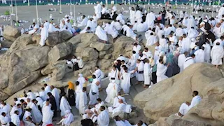 يوم عرفة عندهم الجمعة.. هل يصوم مسلمو هذه الدول اليوم؟.. باحث شرعي يوضح