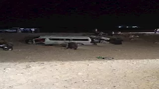 12 مصابا في انقلاب ميكروباص بالطريق الصحراوي