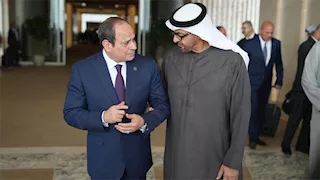 لقطة لافتة بين السيسي وبن زايد في أبو ظبي تثير تفاعلًا واسعًا (فيديو)