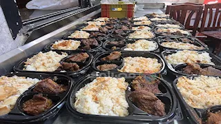 "فتة محبة" في الكنيسة الإنجيلية.. أيادي مسيحية تطهو للمسلمين في عيد الأضحى