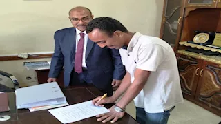 بالصور- تسليم عقود عمل في الأردن لعدد من الشباب بأسوان 